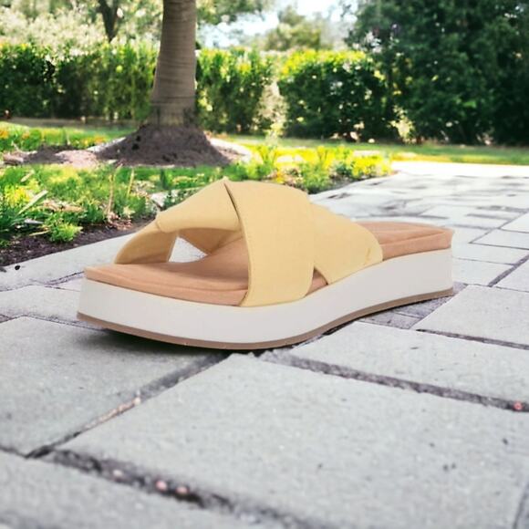 Koolaburra by Ugg New yellow & white Carenza twist slide sandal size 9.5 - Picture 15 of 15